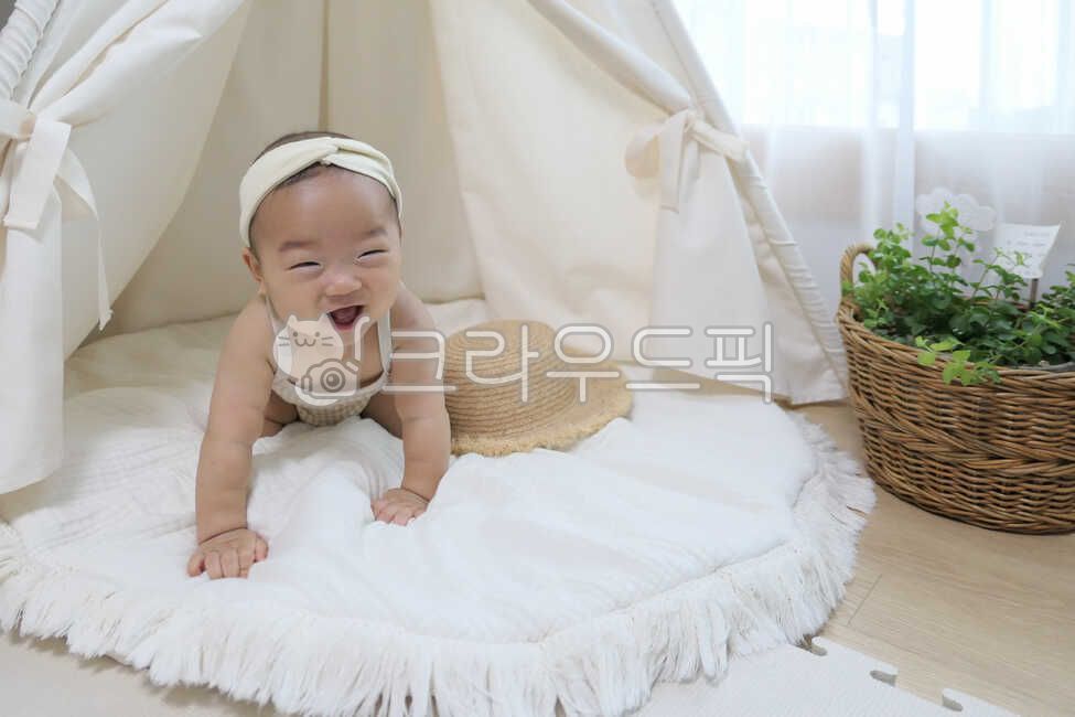 아기,신생아,사람,갓난아기,귀여운,작은,소중한,앙증맞은,인간,어린,한살,1세,만0세,아가,영유아,얼굴,눈,코,입,가족,육아,엄마품,안긴,베이비,천사같은,사랑스러운,아들,라이프스타일,생활,웃음,인디언텐트,유아텐트,아기텐트모자,바구니,아가방,실내,인테리어,미소,인형같은,헤어밴드,요람,행복,기쁨,표정,텐트,놀이방,러그,쿠션,사람,인물,인간,human,person,영유아,아기,애기,아이,infants,baby