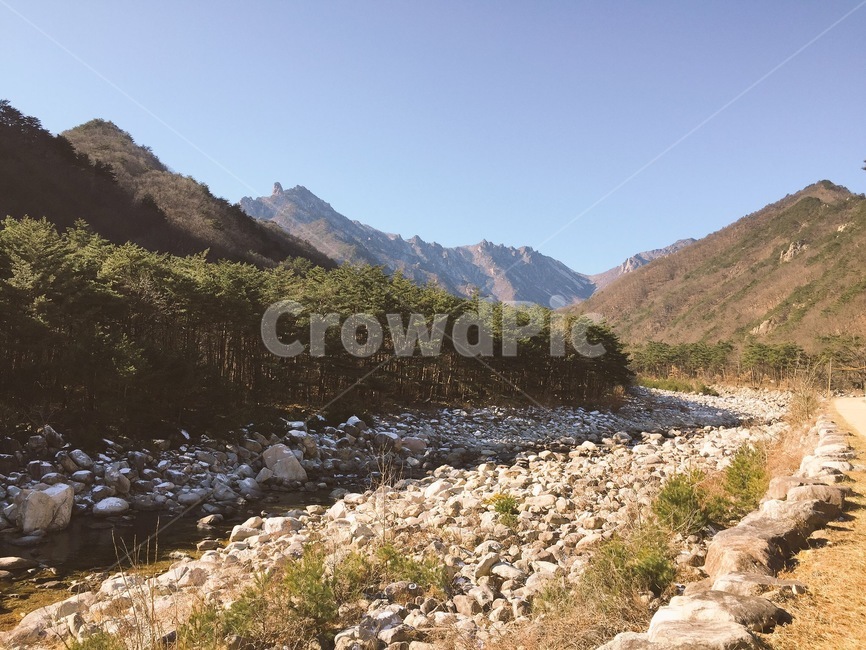 산,나무,하늘,풍경,길,자연,풍경,nature,landscape,road,도로,gravel,자갈,dirt road,흙길,outdoors,옥외,water,물