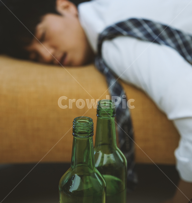 남성,남자,소주병,소주,술,음주,과음,숙취,취객,술병,알콜,사람,인물,인간,human,person,남성,남자,man,male,술,주류,alcohol