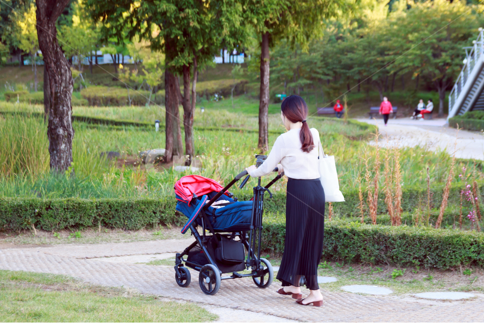 유모차,공원,산책,육아,창포원,서울,서울창포원,엄마,어머니,여성,여자,아기,애기,풍경,모델,인물,가족,버드나무,나무,숲,자연,경치,나들이,소풍,사람,인물,인간,human,person,여성,여자,woman,female,lady,가족,패밀리,family