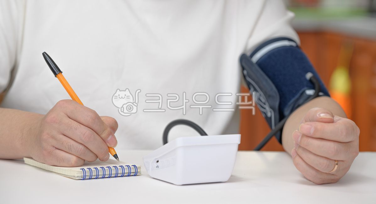 혈압,혈압계,성인병,대사증후군,모니터링,남자,남성,심박수,측정,고혈압,검사,심혈관,순환기,집,가정,건강,건강검진,성인,중년남성,예방,웰빙,라이프스타일,생활,의료,심장,케어,의학,메디컬,헬스케어,보건,기록