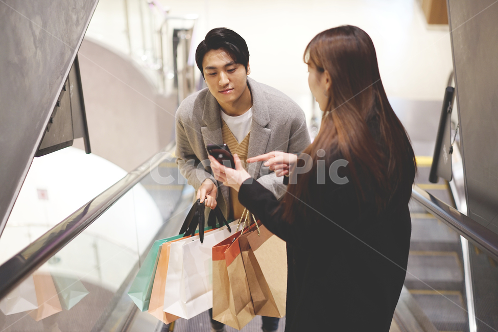 커플,연인,쇼핑,백화점,에스컬레이터,쇼핑백,아울렛,shopping,데이트,연애,남녀,사람,인물,인간,human,person,연인,커플,사랑,lover,couple,쇼핑,shopping