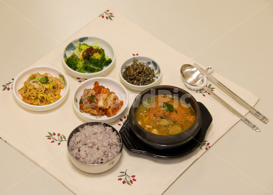 도시락,백반,김치,된장국,멸치조림,젓가락,집밥,현미밥,맛있는,푸짐한,밥상,된장찌개,브로콜리,콩나물무침,음식,식재료,요리,food,cook,meal,dishes,food reserves,한식,한국음식,한국요리,korean food,korean dishes,korean meal,korean cook