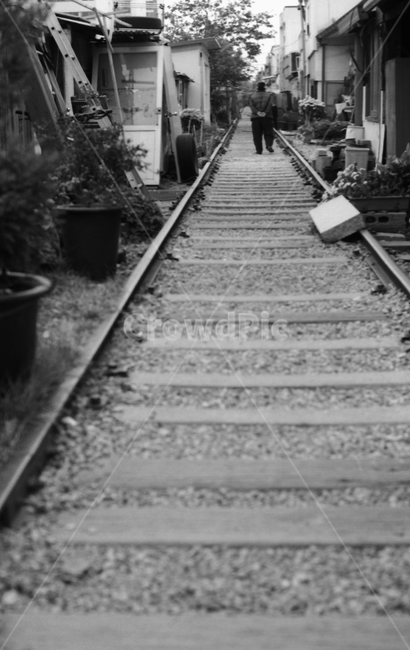군산철길,철길,군산,필름,흑백,골목길,alley,흑백,모노톤,monochrome,black and white,rail,레일,train track,기찻길,transportation,교통,railway,철도