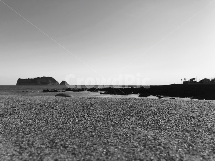 제주,바다,섬,흑백,해변,자연,풍경,nature,landscape,한국자연풍경,한국자연경관,korea nature landscape,해변,바다,beach,sea,제주도,jeju,jeju island,흑백,모노톤,monochrome,black and white,dirt road,흙길,road,도로,gravel,자갈,ground,바닥
