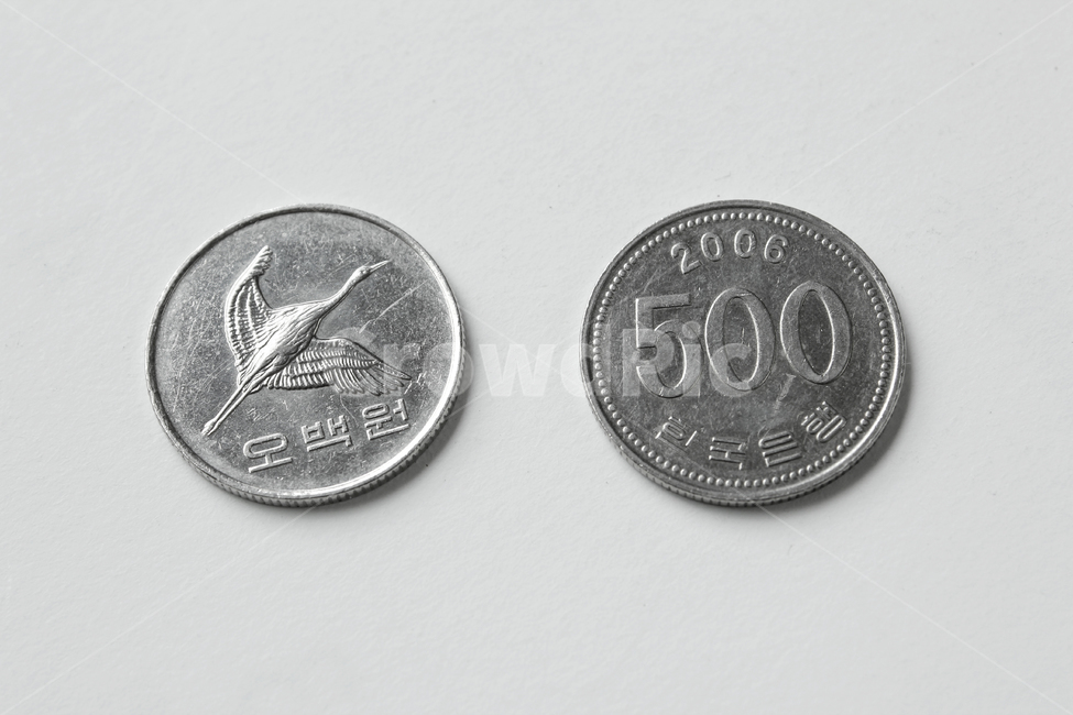 한국,동전,금융,한국동전,돈,money,coin,korea,500원,500,흰배경,금속,실버,은색,koreacoin,metal,banking,cash,won,탑앵글,탑뷰,금융,돈,finance,banking,money,연출,컨셉,콘셉,direction,concept