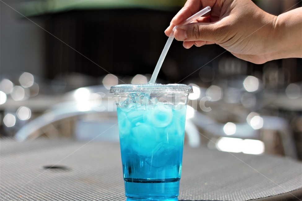 음료수,음료,에이드,손,여름,블루,blue,summer,블루레몬에이드,레몬에이드,lemonade,시원한,상쾌한,차가운,cool,refresh,리프레쉬,빨대,straw,beverage,컵,cup,투명한,transparent,야외,드링킹,drinking,drink,closeup,클로즈업,ice,아이스,여름,계절,summer,season,음료수,drink,beverage