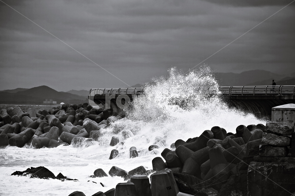 파도,wave,흑백,풍경,landscape,자연,풍경,nature,landscape,흑백,모노톤,monochrome,black and white,sea,바다,water,물,ocean,대양,outdoors,옥외