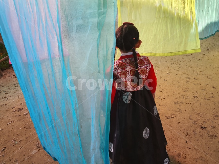 한복,아이,여자,민속촌,의복,패션,옷,의류,뒷모습,apparel,fashion,이브닝드레스,eveningdress,clothing,gown,robe,한국전통,한국문화,korean traditional,korean culture,한복,한국전통의상,hanbok,korean traditional clothes,사람,인물,인간,human,person,어린이,어린아이,child,children,kid