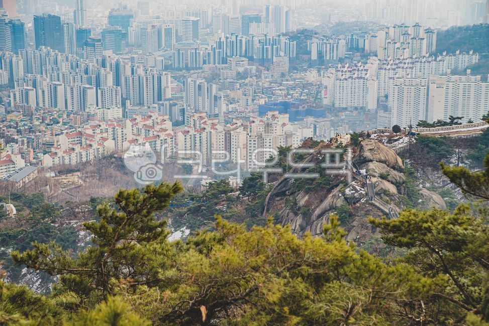 Inwangsan,Inwangsan peak,Seoul view,Seoul scenery,Seoul city scenery,cloudy day,fine dust,Seoul fine dust,Jongno-gu,Seodaemun-gu,mountain climbing,Inwangsan mountain climbing,climbing,mountain,mountaineering club,sunlight,snowy mountain,s
