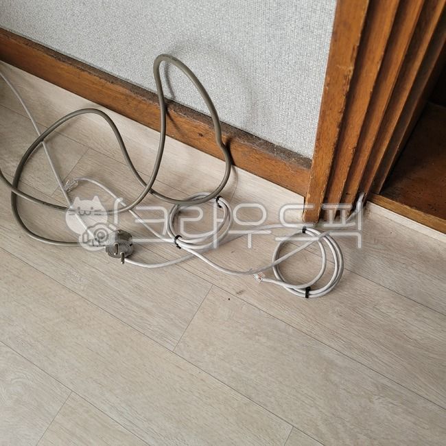 전선,선,케이블선,인터넷선,헝크러진,엉크러진,얽힌,지저분한,정리안된,lines