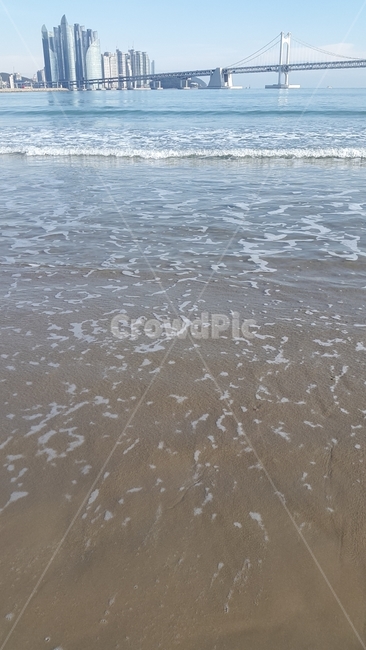 겨울바다,부산,광안리,해수욕장,전경,바닷가,백사장,파도,스카이라인,시원하다,해변,바다,beach,sea,도시,풍경,city,landscape,한국도시풍경,한국도시경관,korea cityscape,outdoors,옥외,nature,자연,ocean,대양,water,물