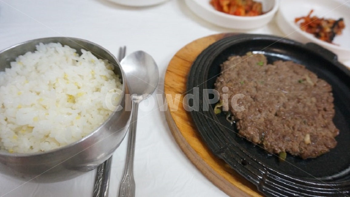 한식,밥,쌀밥,흰밥,떡갈비,정식,반찬,음식,food,숟가락,젓가락,spoon,cutlery,고기반찬,전통적인,상차림