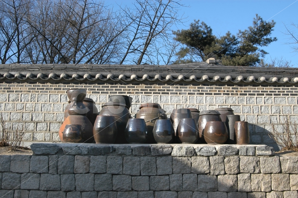 한옥,장독,장독대,항아리,기와집,양반집,장,한국,전통,한국전통,민속,담,담장,전통담,전통담장,한국전통,한국문화,korean traditional,korean culture,사물,물건,오브젝트,thing,object,matter