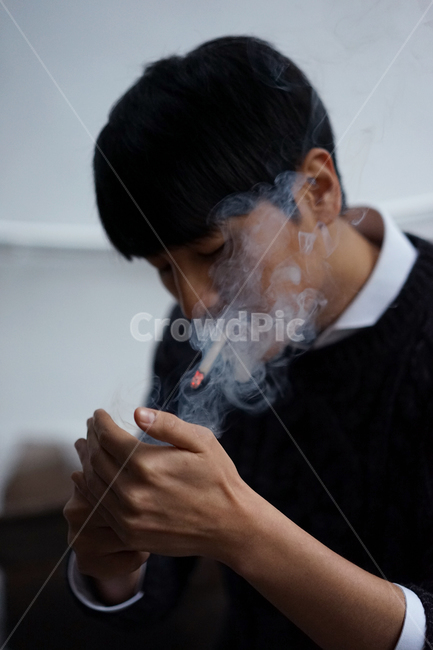 남성,남자,담배,흡연,금연,담배연기,담배꽁초,불씨,라이터,니코틴,건강,사람,인물,인간,human,person,남성,남자,man,male