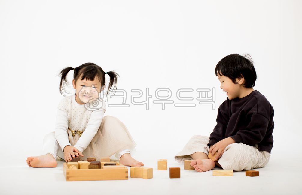 장난감,장난감놀이,남매,가족,형제,유치원,어린이,퍼즐,블록,블럭,원목놀이,교구,어린이집,아이들,친구,어린이,어린아이,child,children,kid
