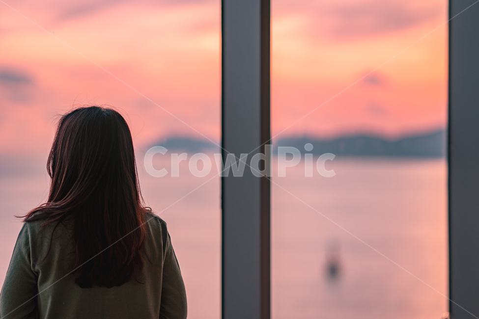 일몰,겨울바다,해질녘,창밖,senset,eveningglow,색감,프레임,노을,사람,인물,인간,human,person,여성,여자,woman,female,lady,감성,sensible,feeling,색깔,색상,색채,색감,color sense,color sensitivity,feeling of color,고독함,외로움,쓸쓸함,우울함,슬픔,lonely,solitary