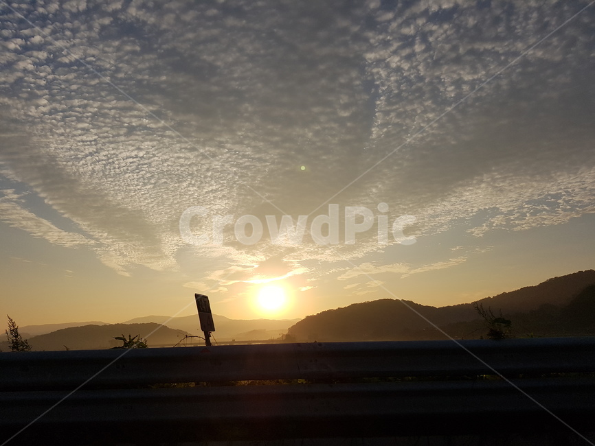 해돋이,아침,새벽,구름,고속도로,아침하늘,해,자연,풍경,nature,landscape,flare,플레어,light,빛,sunlight,햇빛,outdoors,옥외