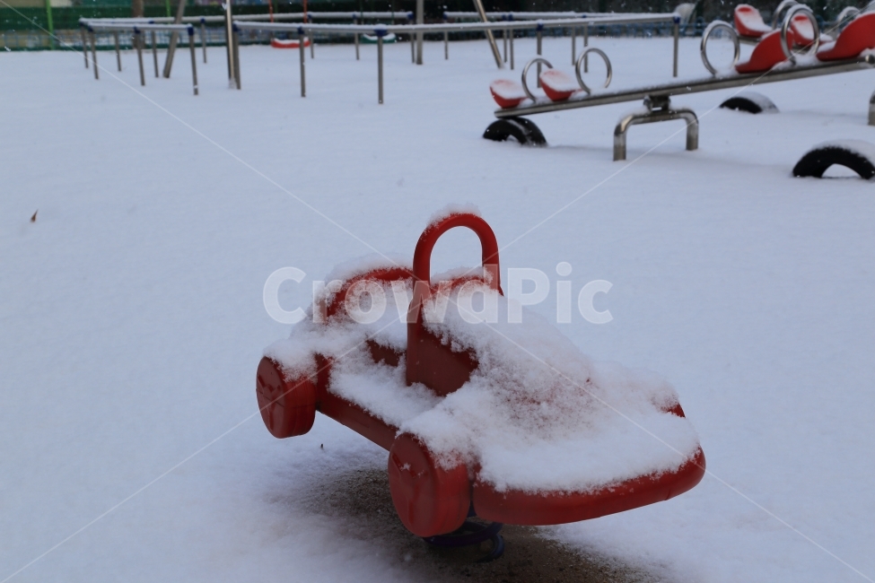 눈,놀이터,자동차,어린이,장난감,겨울,아침,휴일,동네,놀이기구,겨울,계절,winter,season,놀이공원,놀이동산,놀이터,amusement park,playground