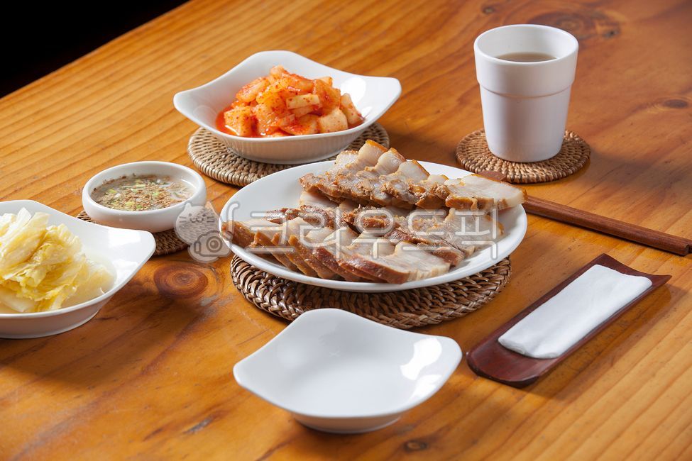 머리고기,돼지머리,새우젓,보쌈,머릿고기,돼지머리고기,돼지고기,돼지,보쌈수육,돼지고기수육,수육,먹거리,막걸리안주,술안주,보쌈고기,목살,돼지목살,전통음식,편육,돼지편육,식사,음식,식당,한국음식,음식,식재료,요리,food,cook,meal,dishes,food reserves