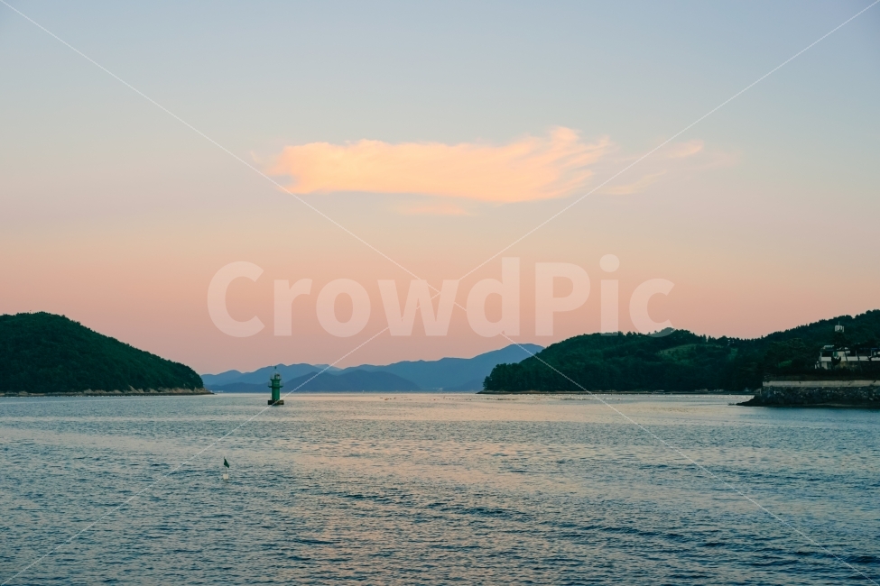 구름,노을,바다,해질녘,등대,감성,색감,하늘,자연,풍경,nature,landscape,등대,lighthouse,outdoors,옥외,land,땅,ocean,대양,water,물,sea,shoreline,해안선,island,섬,coast,연안