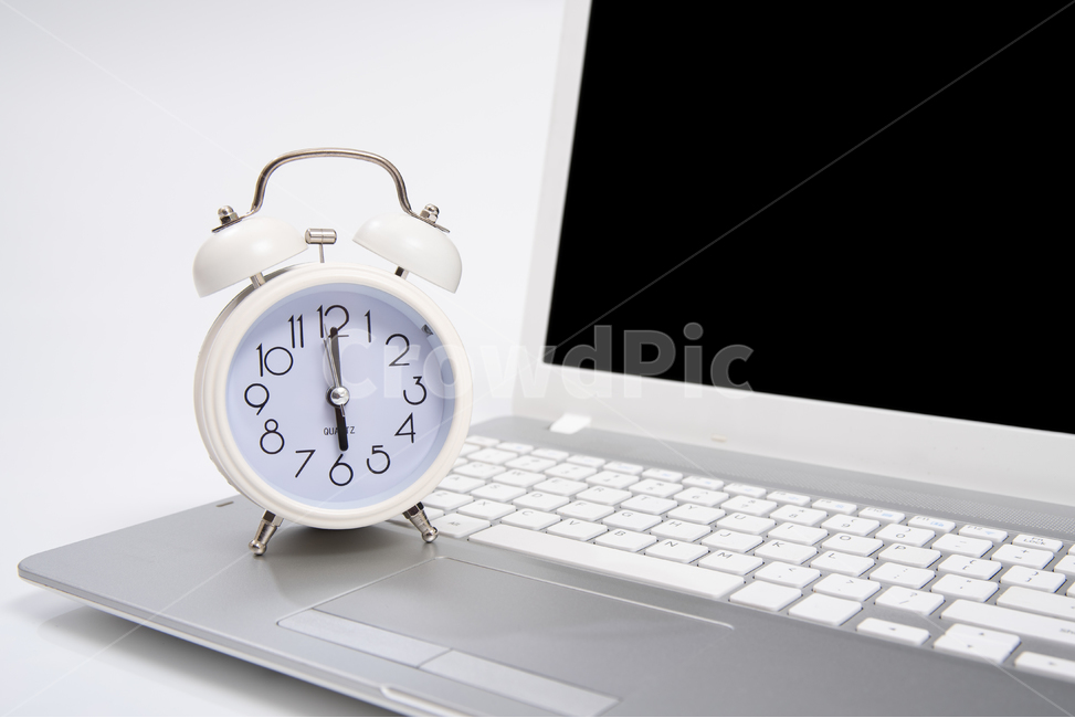 비즈니스,오브젝트,노트북,시계,알람시계,자명종,pc,컴퓨터,인터넷,모니터,액정,시간,타임,알람,퇴근시간,카피스페이스,카피,스페이스,여백,6시,비지니스,사무실,오피스,일,노동시간,근로시간,업무시간,업무,노동,근로,사무용품,콘셉트,비즈니스컨셉,개념,컨셉,비즈니스,사업,business,service,work,사물,물건,오브젝트,thing,object,matter,연출,컨셉,콘셉,direction,concept