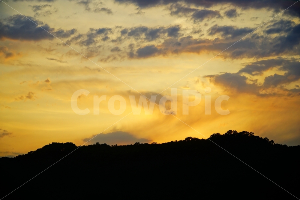 노을,하늘,구름,산,자연,자연,풍경,nature,landscape,outdoors,옥외,sky,dusk,황혼,dawn,새벽,red sky,붉은 하늘,sunset,일몰