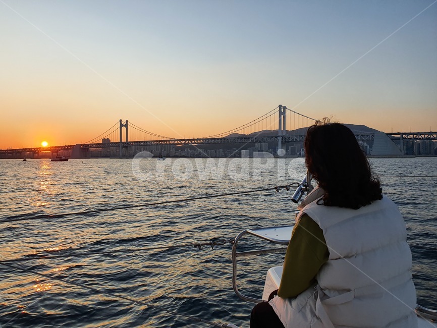 부산바다,광안리,광안리해수욕장,광안대교,노을,풍경,노을바다,부산,여행,요트,요트체험,water,outdoors,human,물,사람,인물,인간,human,person,여성,여자,woman,female,lady