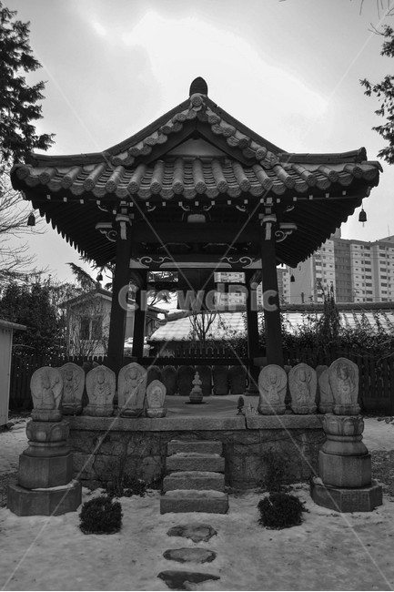 군산,동국사,일본식사찰,불교,절,사찰,종,흑백사진,한국전통,한국문화,korean traditional,korean culture,흑백,모노톤,monochrome,black and white,건축물,건물외관,exterior,building,structure,architecture,construction
