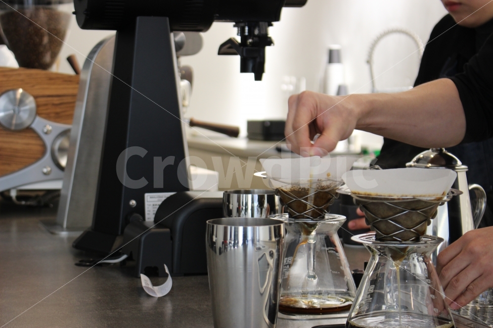 커피,카페,스페셜티,로스터리,인테리어,맛집,coffee,cafe,specialty,roastery,핸드드립,푸어오버,drip,brewing,pourover,사람,사람,인물,인간,human,person,신체일부,몸,body,커피,카페,coffee,cafe