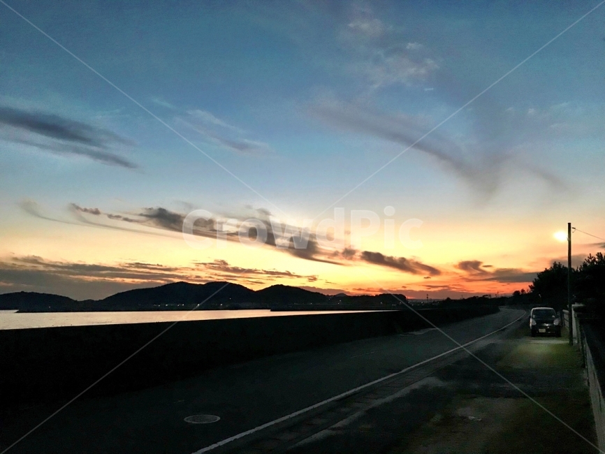 노을,sunset,하늘,sky,해변,beach,시골마을,방파제,가로등,교통,교통수단,traffic,transportation,nature,자연,road,도로,outdoors,옥외,asphalt,아스팔트