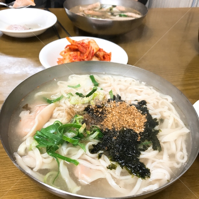 dishes,foodreserves,한식,한국음식,한국요리,koreanfood,koreandishes,koreanmeal,koreancook,김치,음식점,식당,한상차림,noodle,칼국수,비오는날,시장,재래시장,추억의맛,음식,식재료,요리,food,cook,meal,dishes,food reserves,면류,면요리,noodles,한식,한국음식,한국요리,korean food,korean dishes,korean meal,korean cook