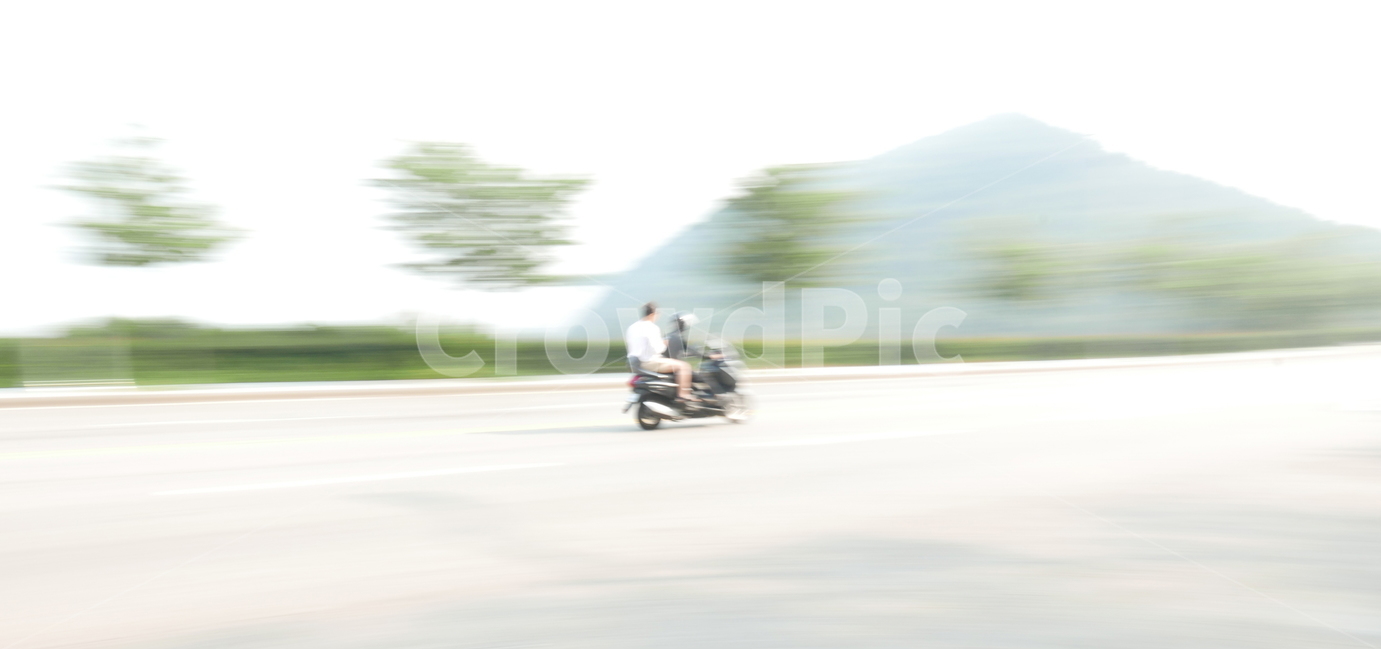 패닝샷,역동적,도로,질주,오토바이,빛,운행,주행,달림,이륜차,표현,빠르게,사람,이동,산,나무,초록색,긴급,감성,감성적,감성사진,배경,백그라운드,사람,인물,인간,human,person,교통,교통수단,traffic,transportation,vehicle,차량,motorcycle