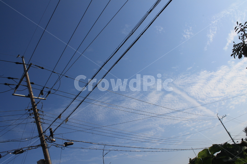 전봇대,전신주,전기선,telephonepole,utilitypole,파란하늘,telegraphpole,전력케이블,cable,케이블,powerlines,전력선,electrictransmissiontower,sky,bluesky,파른하늘,푸른하늘,하늘