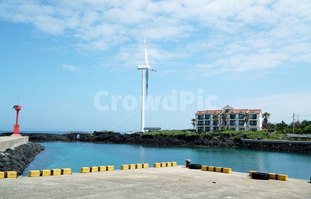 바다,제주도,펜션,풍차,자연,풍경,하늘,여름,summer,자연,풍경,nature,landscape,한국자연풍경,한국자연경관,korea nature landscape,해변,바다,beach,sea,제주도,jeju,jeju island,산업,industry,industrial,에너지산업,energy industry,machine,기계,motor,모터,engine,엔진