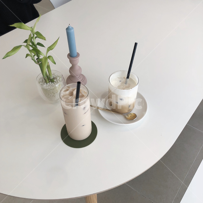카페,커피,분위기,감성사진,라떼,양초,식탁,테이블,식물,화분,cafe,coffee,cafelatte,candle,cup,plant,table