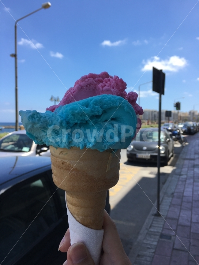아이스크림,젤라또,콘,민트,하늘,길거리,여름,계절,summer,season,음식,식재료,요리,food,cook,meal,dishes,food reserves,디저트,간식,후식,dessert,snack,transportation,교통,automobile,자동차,vehicle,차량,car,차,creme,크림,cream