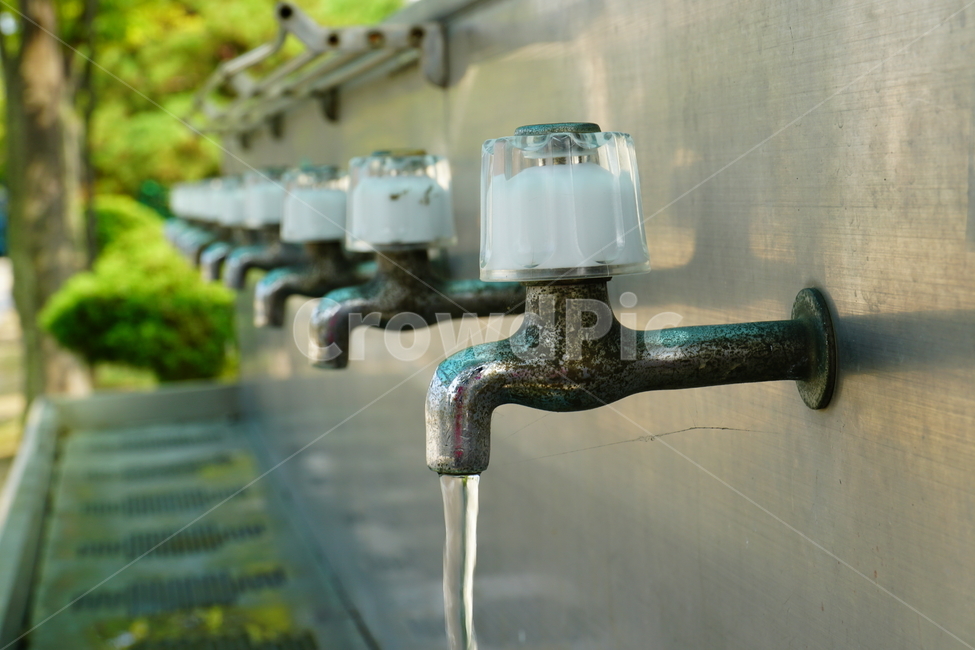 수도,수도꼭지,물,수돗가,water,spigot,수돗물,공공시설,상수도,에너지,energy,절약,낭비,사물,물건,오브젝트,thing,object,matter
