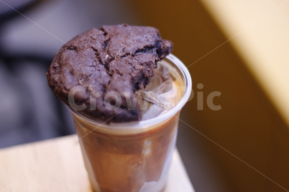 커피,라떼,플랫화이트,초코,쿠키,아이스라떼,아이스커피,음료,음식,디저트,에스프레소,카페,원목,테이블,우유,음식,식재료,요리,food,cook,meal,dishes,food reserves,디저트,간식,후식,dessert,snack,커피,카페,coffee,cafe,감성,sensible,feeling