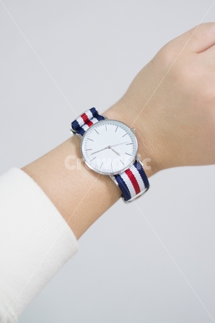 시계,손목시계,손목,사물,사람,watch,시계줄,clock,시간,패션,액세서리,악세서리,장신구,워치,사람,인물,인간,human,person,신체일부,몸,body,패션스타일,의상,fashion,style,사물,물건,오브젝트,thing,object,matter