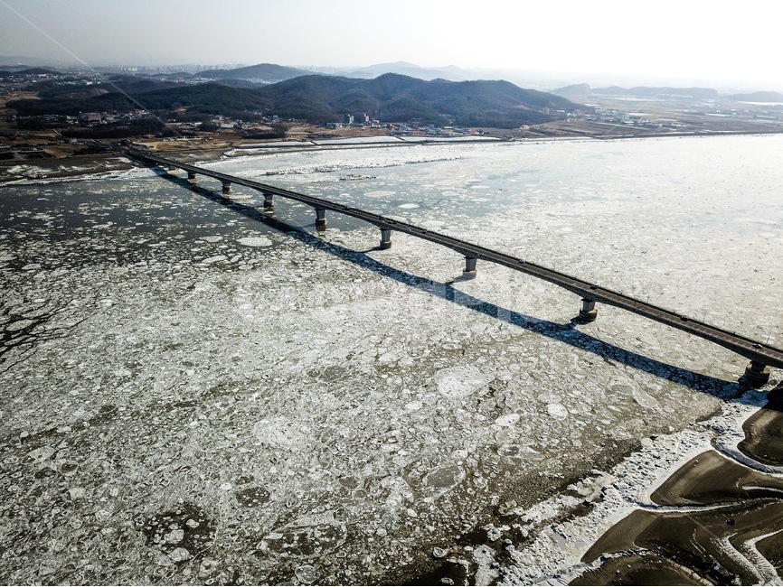 강화도,겨울바다,바다,드론,드론사진,초지대교,다리,유빙,바다유빙,겨울,섬,동명항,겨울,계절,winter,season,자연,풍경,nature,landscape,building,건물,bridge
