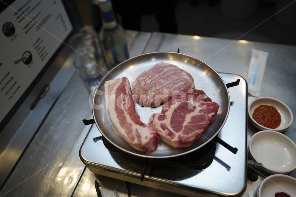 고기,돼지,한식,구이,먹방,삼겹살,목살,음식,안주,육식,육류,불판,식사,술자리,음식,식재료,요리,food,cook,meal,dishes,food reserves,육류,고기,meat