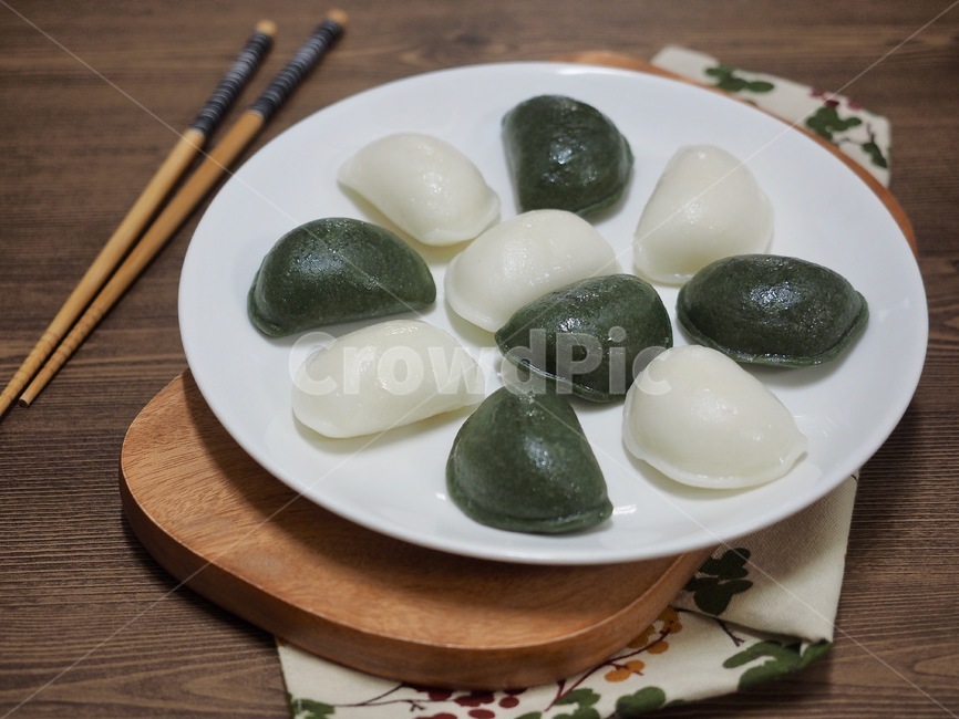 송편,떡,한국음식,식품,한식,한국문화,한국,배경,음식문화,웰빙,문화,아시아,아시아음식,접시,전통,설날,추석,음식,요리,추석음식,설날음식,명절,명절음식,흰색,녹색,한국전통,한국문화,korean traditional,korean culture,음식,식재료,요리,food,cook,meal,dishes,food reserves