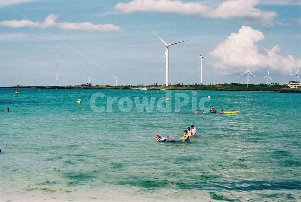 제주도,하늘,구름,해변,바다,제주도,jeju,jeju island,사람들,대중,군중,other people,crowd,산업,industry,industrial,에너지산업,energy industry,engine,엔진,machine,기계,motor,모터,person,사람,human,인간