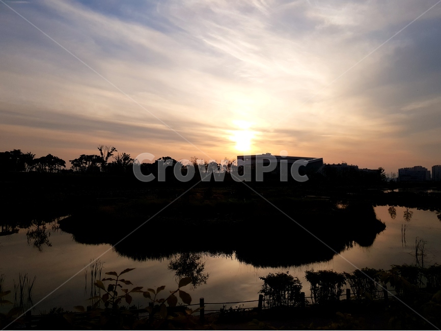 일출,해,맑음,풍경,구름,자연,풍경,nature,landscape,실루엣,그림자,silhouette,shadow,outdoors,옥외,dawn,새벽,sunset,일몰,red sky,붉은 하늘,sky,하늘,dusk,황혼