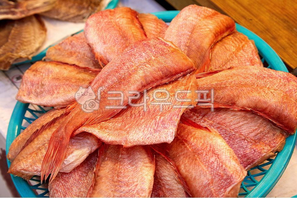 열기,생선,반건조,반건조생선,건어물,수산시장,어시장,재래시장,음식,시장,수중생물,수상생물,생물,해양생물,해물,요리,전통시장,붉은생선,붉은색,해산물,수산물,식품,식재료,음식재료,쟁반,음식물,어류,진열,진열대,마트,마켓,heat,semidried,driedfish,fishmarket,traditionalmarket,aquaticlife,waterlife,marinelife,ingredients,tray,fish,display,mart,underwater,water,redfish,red,seafood,food,market,음식,식재료,요리,food,cook,meal,dishes,food reserves