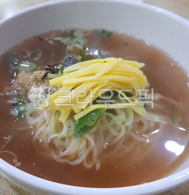 잔치국수,국수,중면,면요리,면류,식재료,면,고명,달걀,계란,참깨,파,육수,국물,해장,한식,한국음식,한국요리,음식,요리,식사,포장마차,야식,먹방,시원한,meal,food,dish,cook,koreanfood,egg