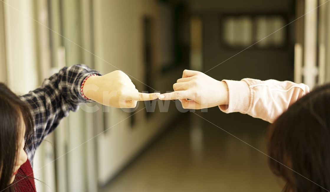 친구,우정,사진,손가락,손,교류,공감,소통,프렌드,귀여움,미소,사람,인물,인간,human,person,신체일부,몸,body,손,제스처,표시,손짓,표현,gesture,hand,sign,expression,감정표현,기분,feeling,emotion,친구,우정,friendship,companion,연출,컨셉,콘셉,direction,concept
