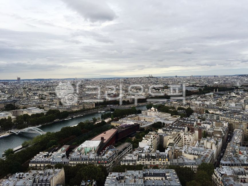 european city,sidewalk,French Street,Paris Street,city,metropolis,center,seine river,Panoramic view of France,Seine River,Panoramic view of Paris,fly,paris,france,cityscape,europe