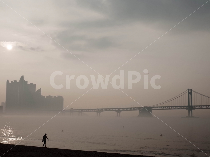 해무,백사장,사람,광안대교,광안리,아침,해변,바다,beach,sea,도시,풍경,city,landscape,사람,인물,인간,human,person,고독함,외로움,쓸쓸함,우울함,슬픔,lonely,solitary,nature,자연
